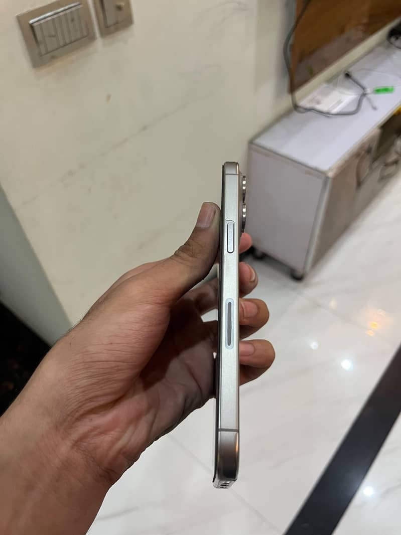 Apple iPhone 15 Pro Max 3