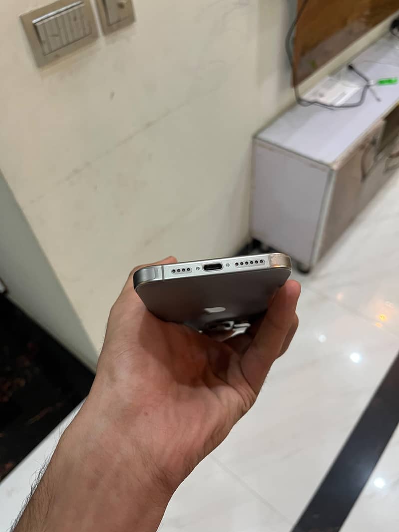 Apple iPhone 15 Pro Max 4
