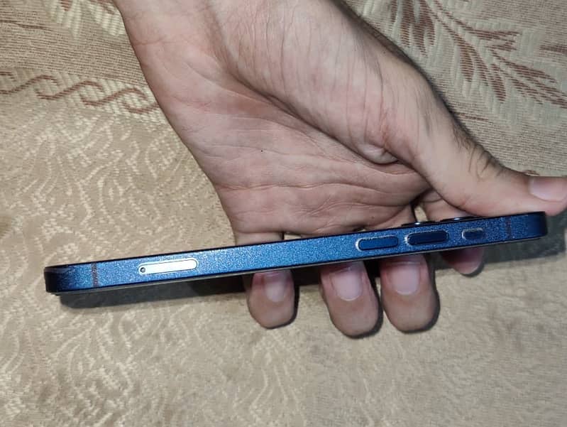 Apple iPhone 12 4