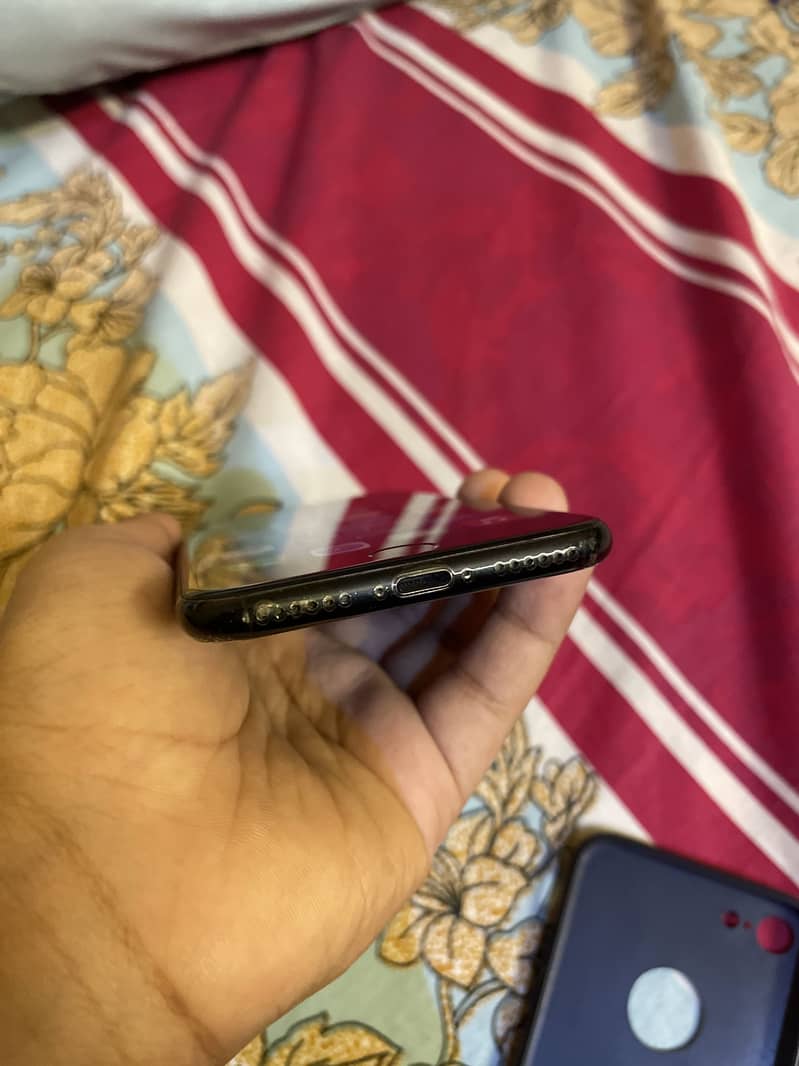 Iphone 7 with box 4