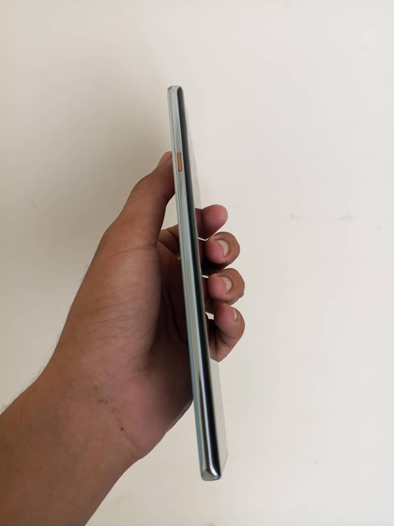 Techno camon 40 pro 9