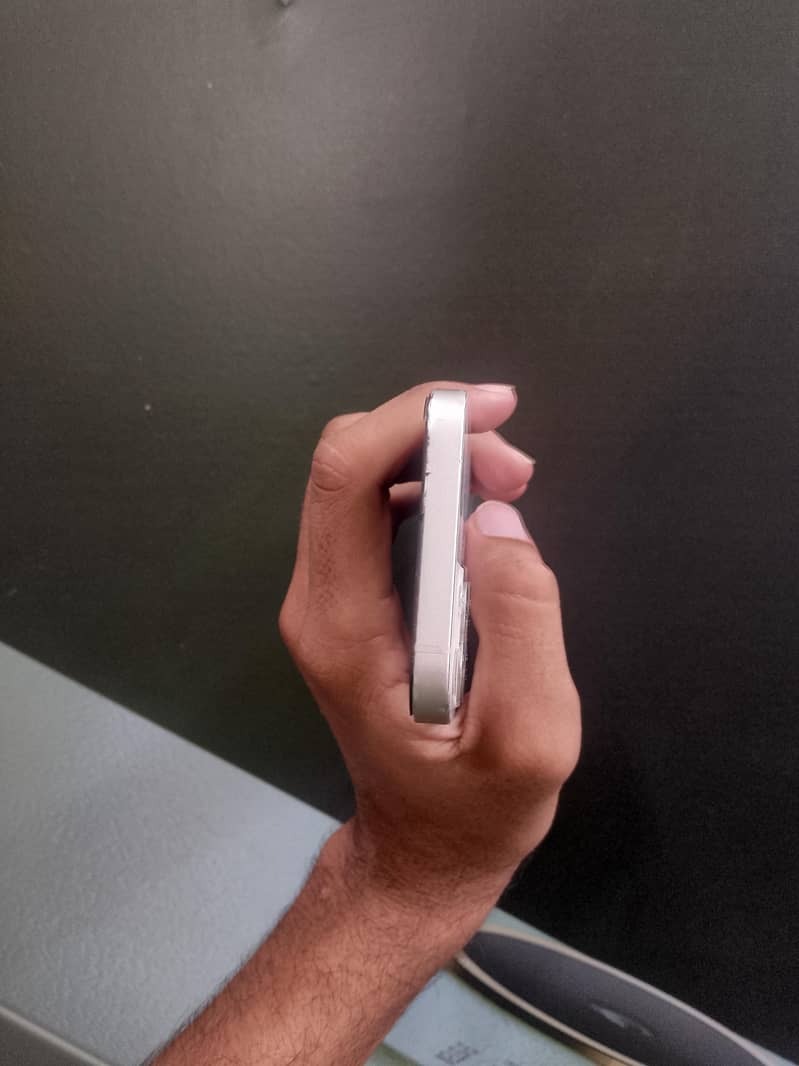 Apple iPhone 13 4