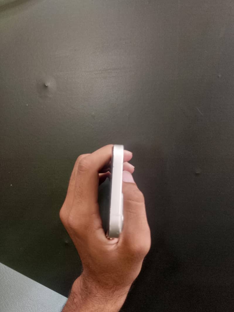 Apple iPhone 13 5