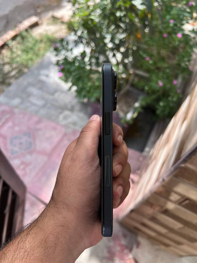 Apple iPhone 15 Pro 2