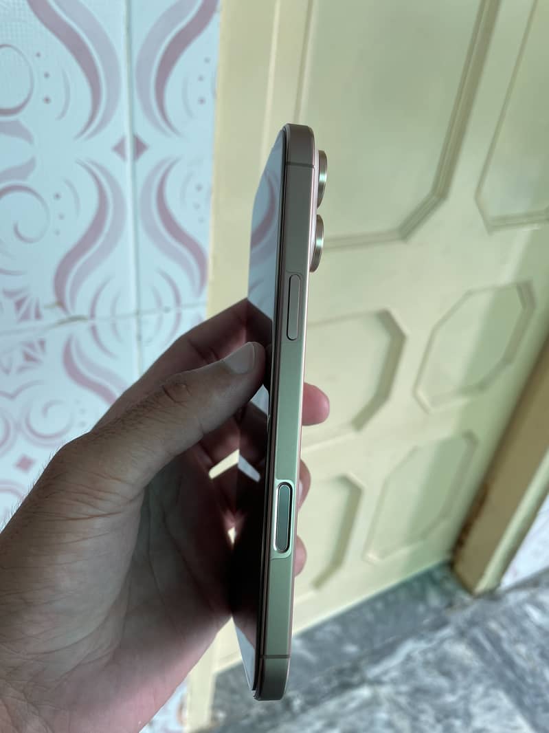 Apple iPhone 16 Pro Max 3