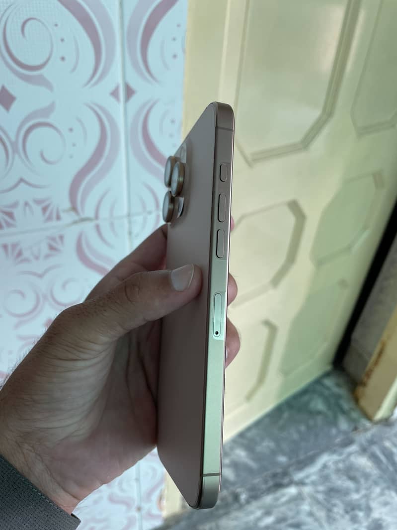 Apple iPhone 16 Pro Max 4