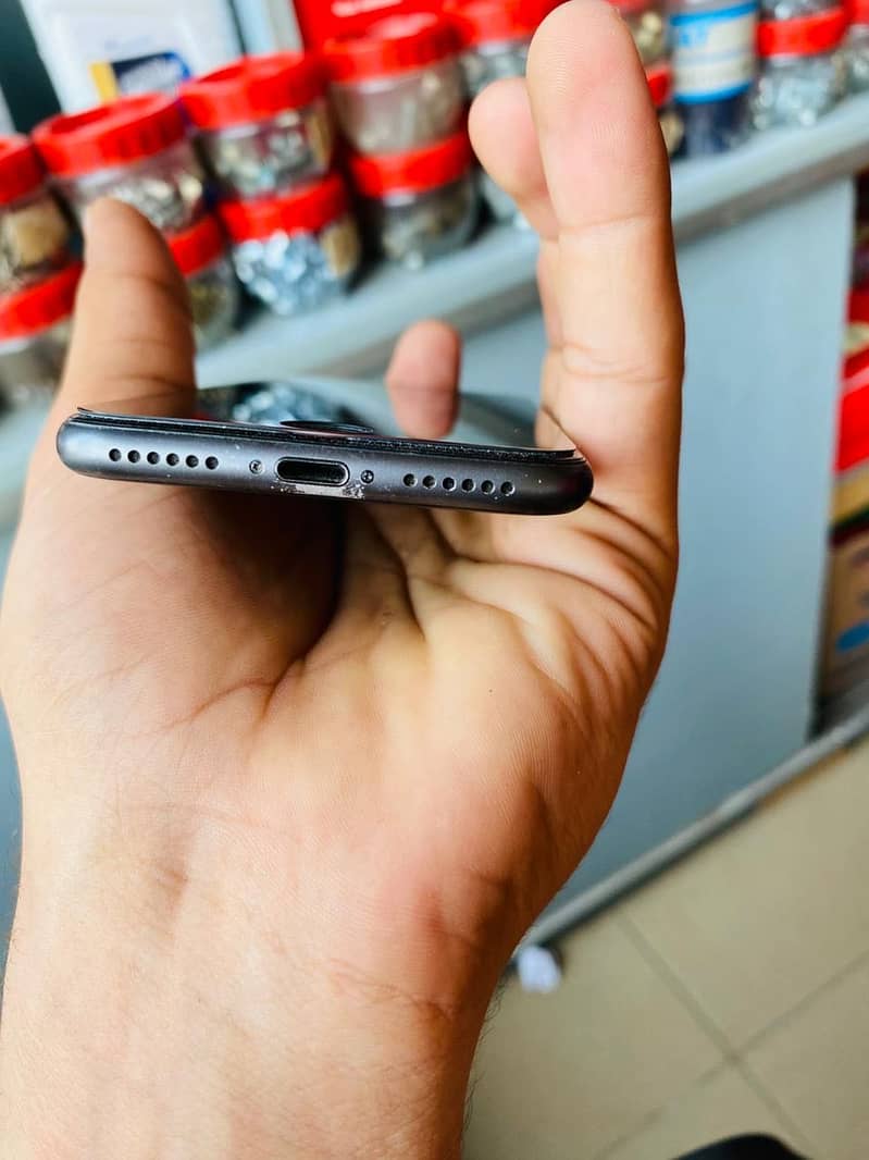 Apple iPhone 8 3
