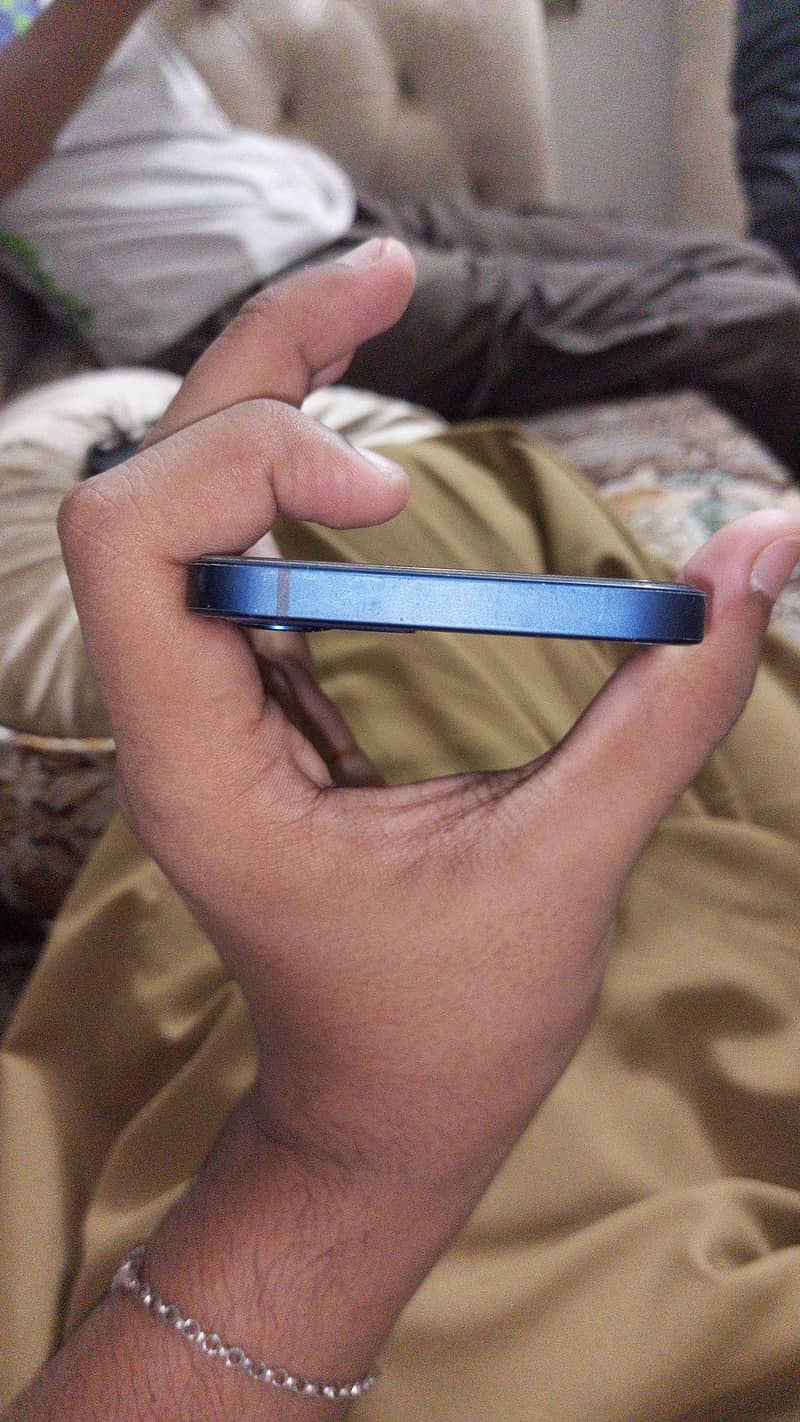 Apple iPhone 12 4