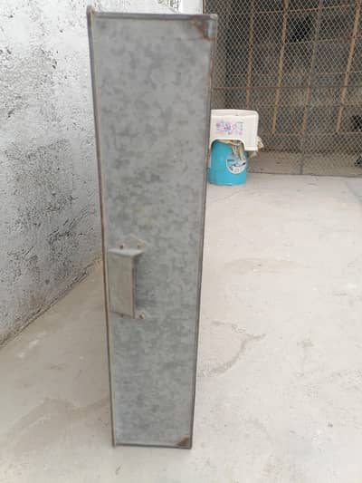 Iron birds feeder box