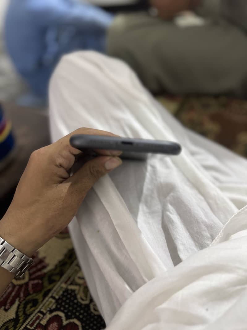 Apple iPhone 11 4