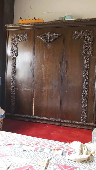 3 door wooden cupbord
