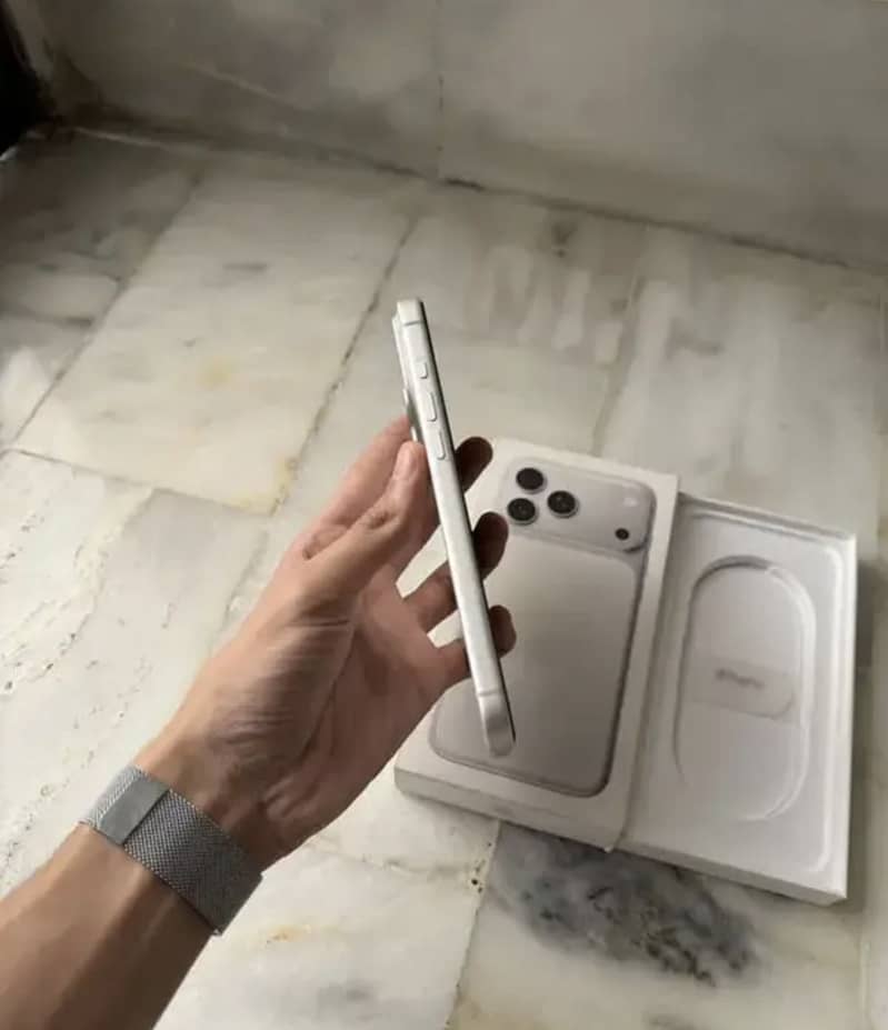 iPhone 17 Pro Max 3