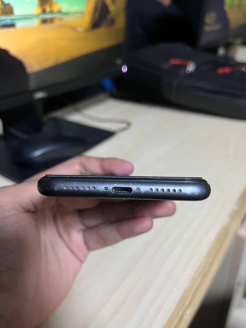iPhone 11 4