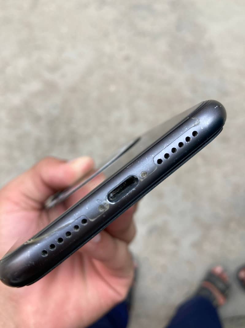 Apple iPhone 11 4