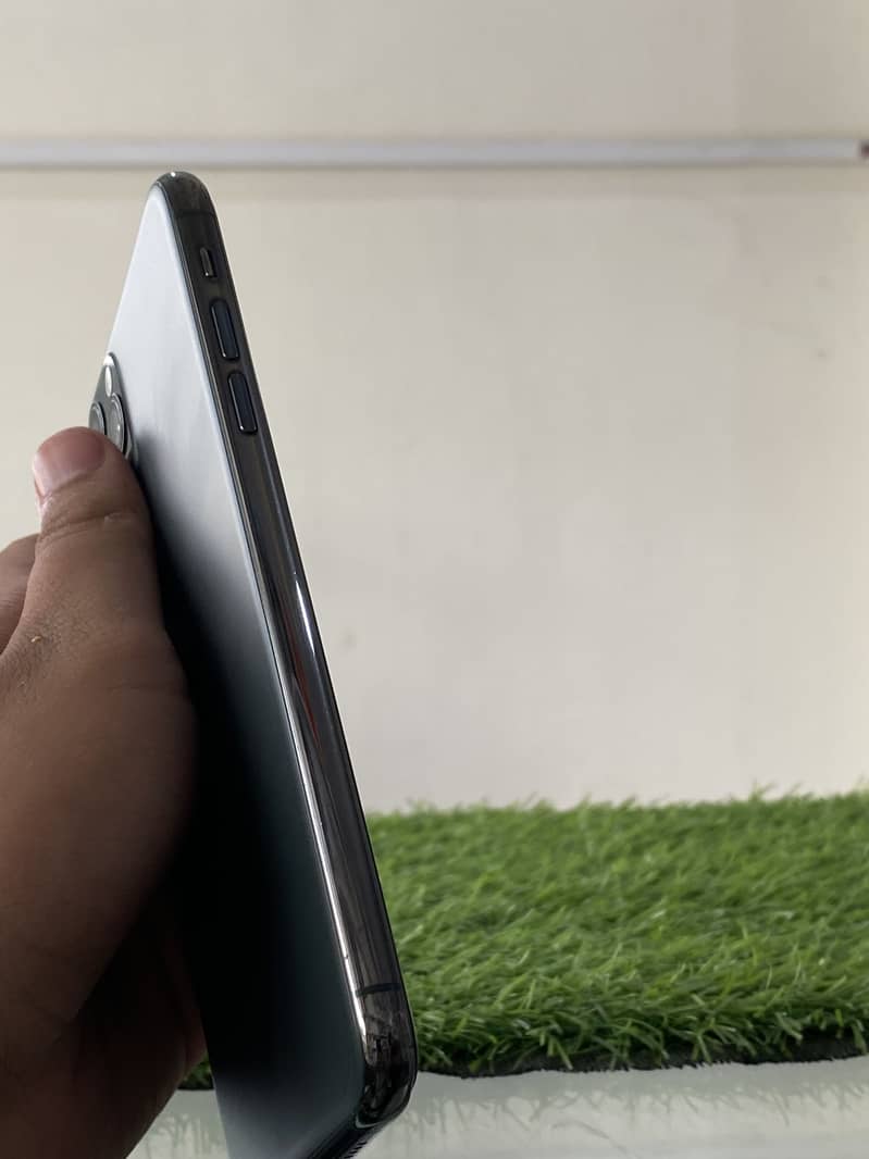 Apple iPhone 11 Pro Max 4