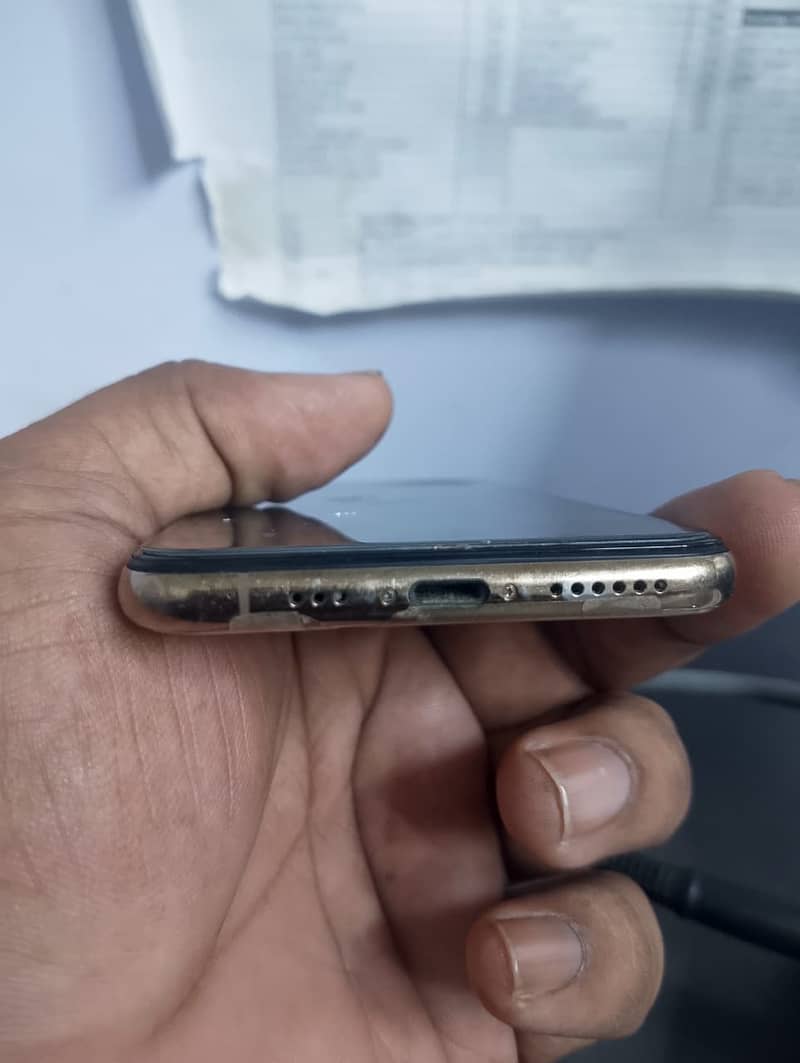 Apple iPhone XS 3