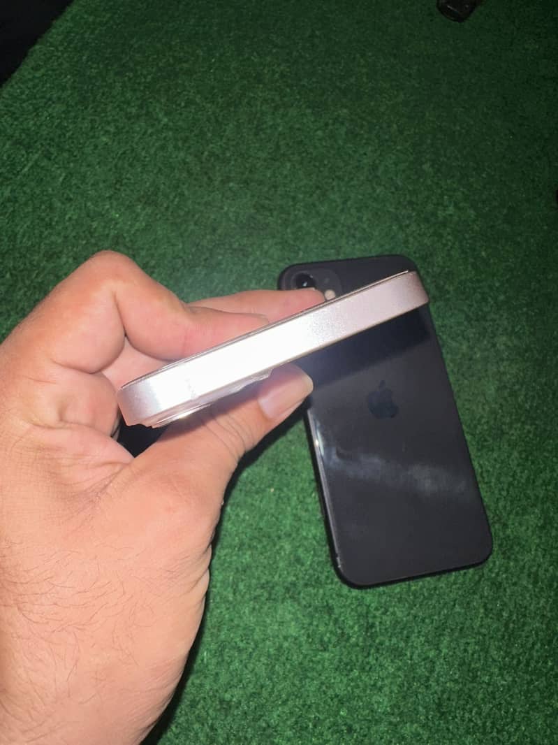Apple iPhone 11 4