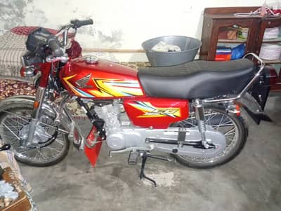 bike new condition mein khada hai