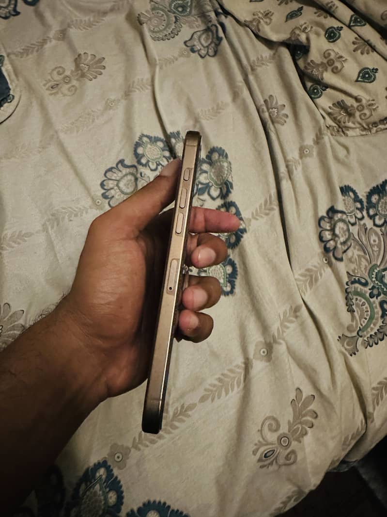 Apple iPhone 16 Pro Max 2