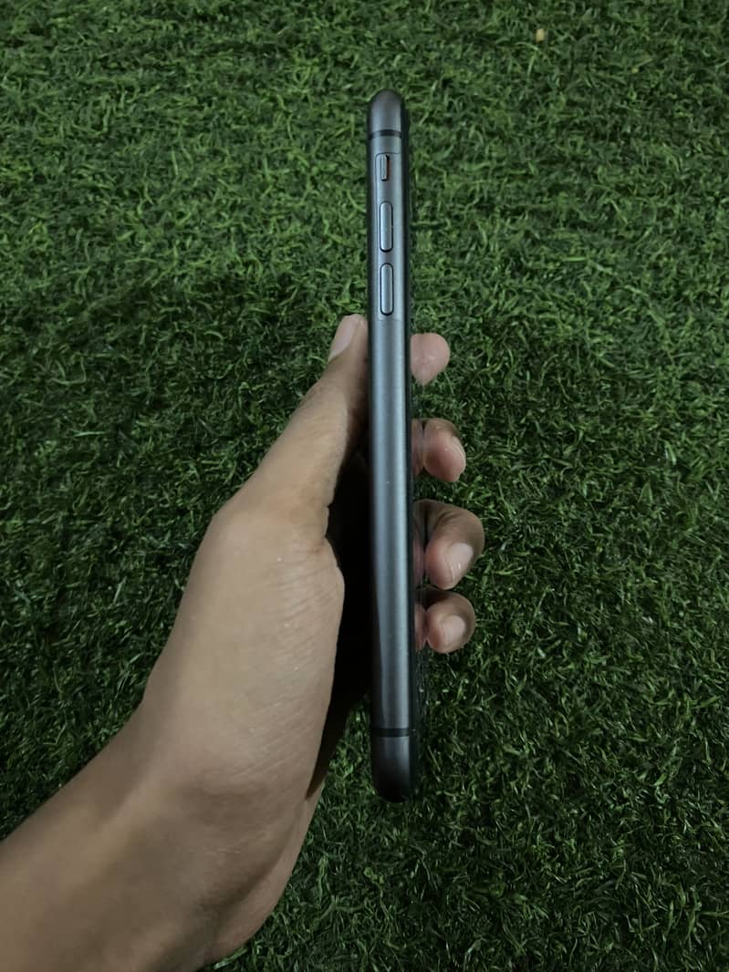 Apple iPhone 11 4