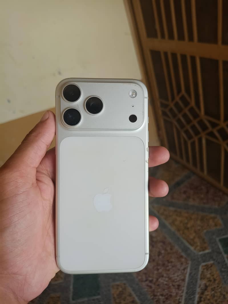 Apple iPhone 17 Pro Max 1