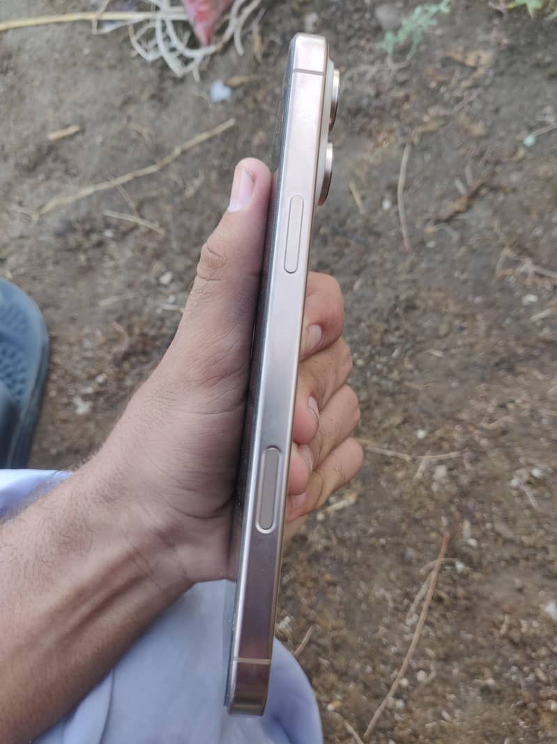 Apple iPhone 16 Pro Max 4