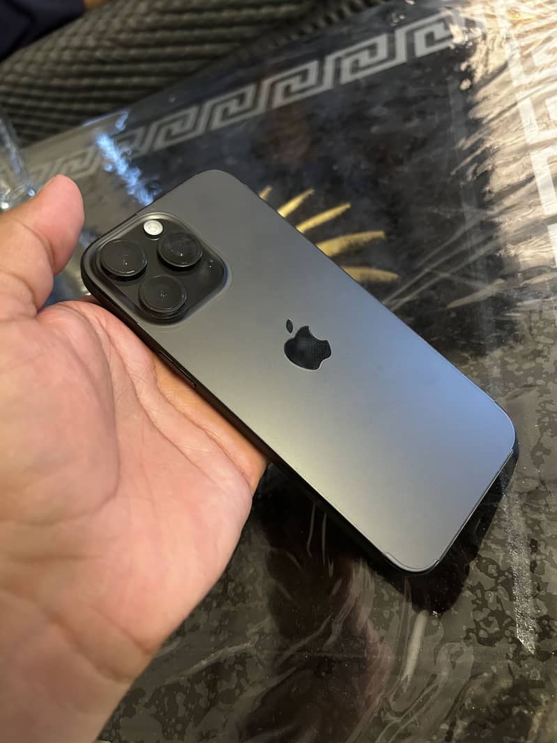Apple iPhone 16 Pro Max 10