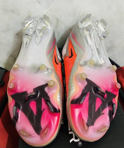Genuine pair of Red Unisex  Nike Phantom 6 Elite Cleats (Used)