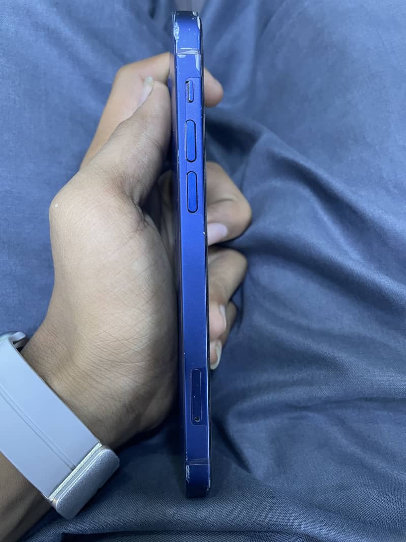 iPhone 12 4