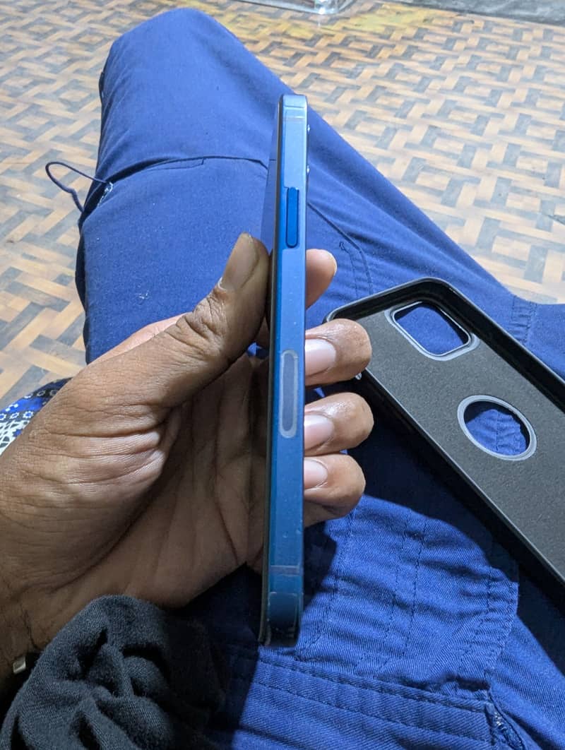 Apple iPhone 12 4