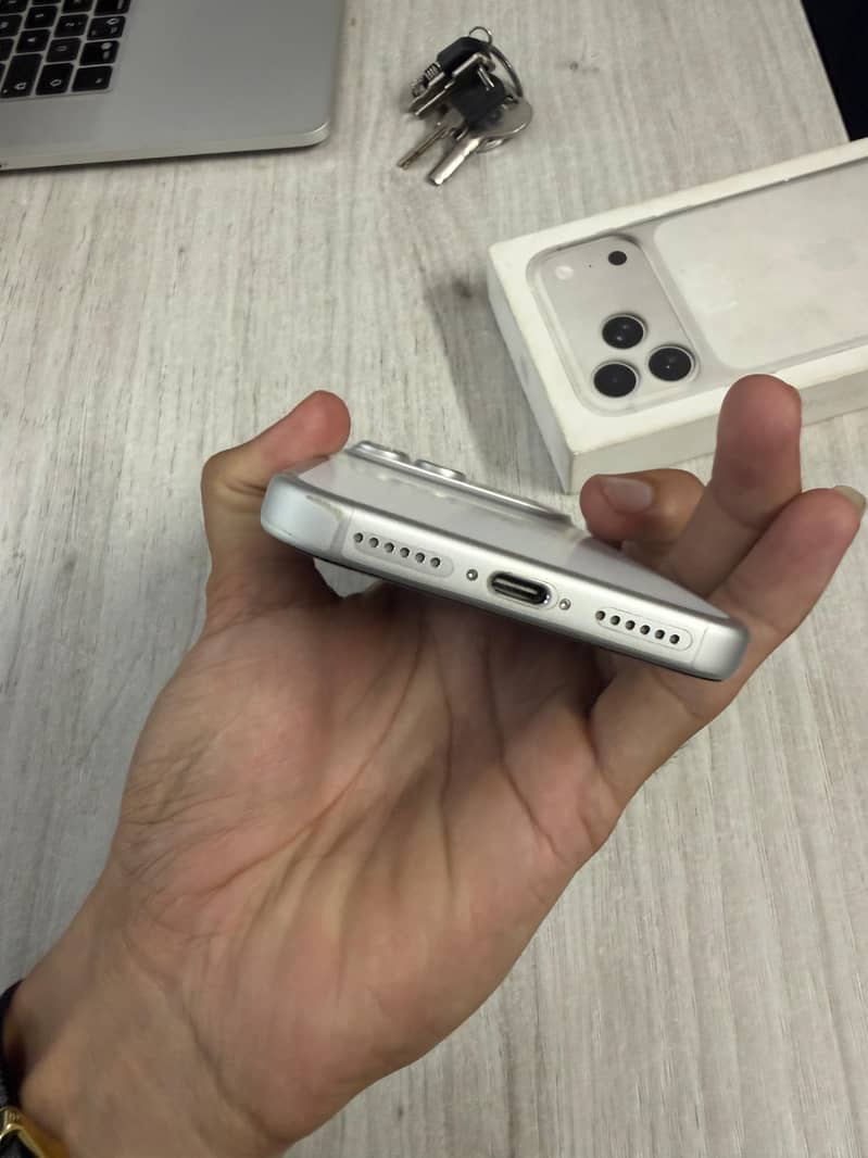 Apple iPhone 17 Pro Max 4