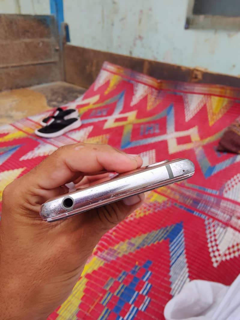 Sharp Aquos R2 1