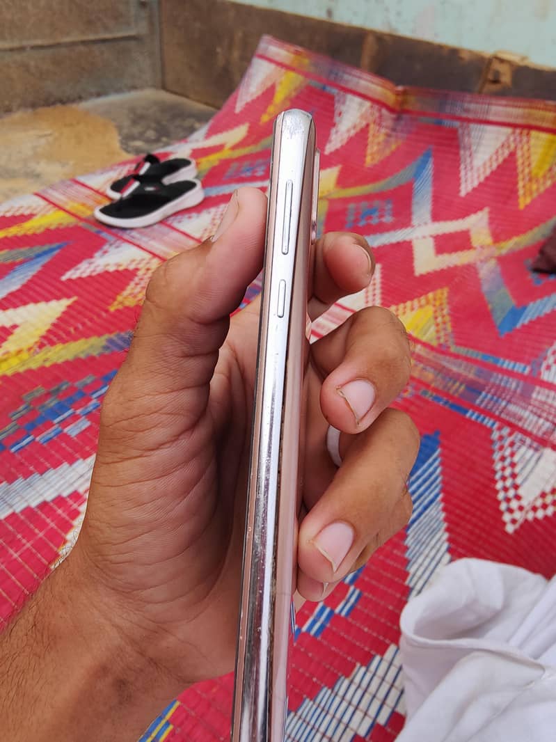 Sharp Aquos R2 4