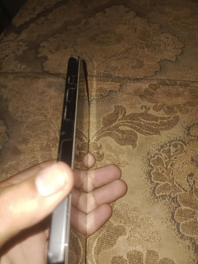 Apple iPhone 16 Pro 1
