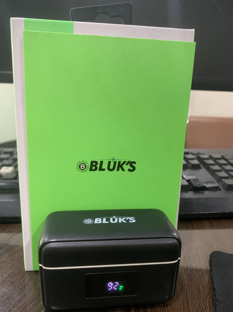 BLUK’S Wireless  Mic 0