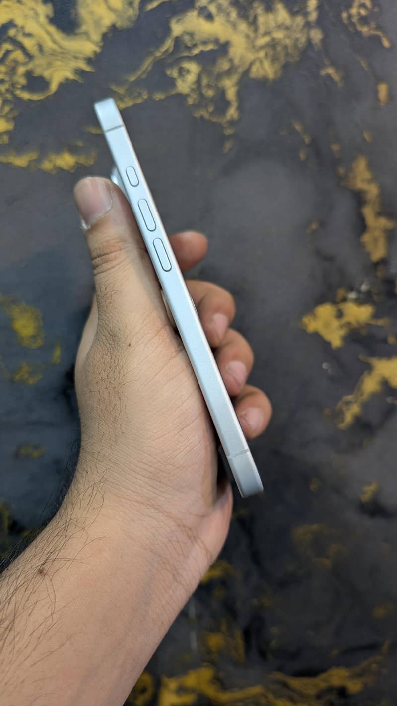 Apple iPhone 16 3