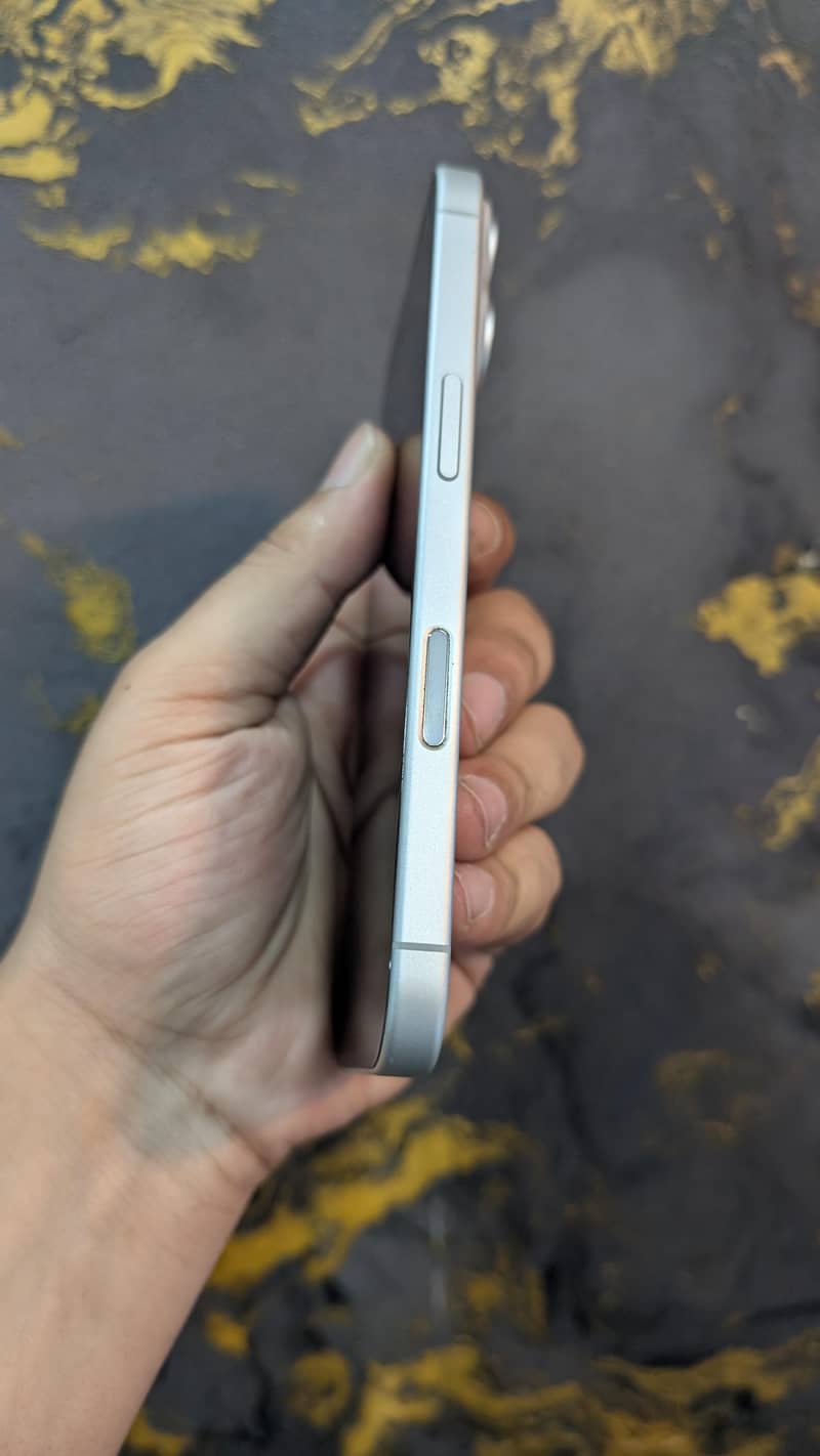 Apple iPhone 16 4