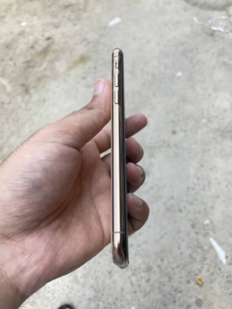 Apple iPhone XS 4