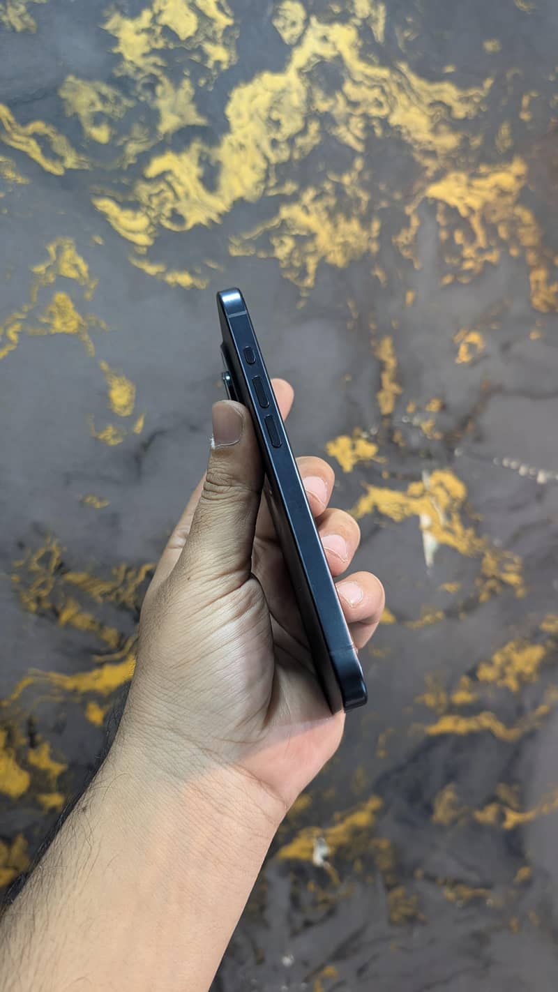 Apple iPhone 15 Pro 3