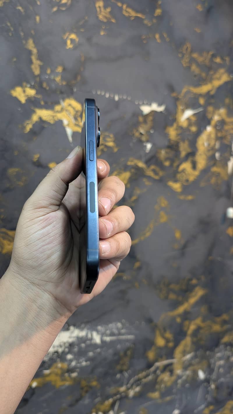 Apple iPhone 15 Pro 4