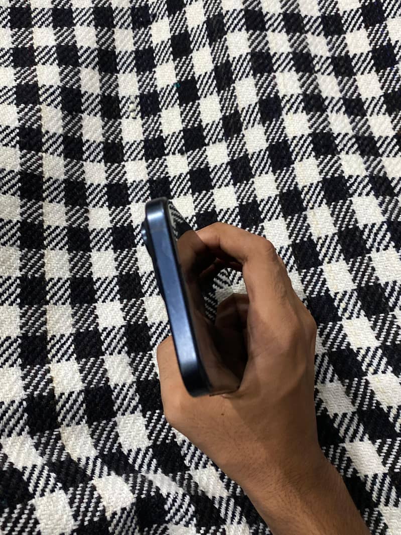 Apple iPhone 16 Pro Max 2