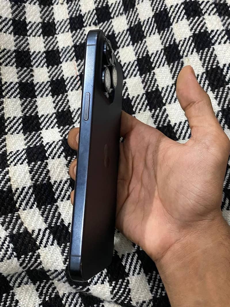 Apple iPhone 16 Pro Max 4