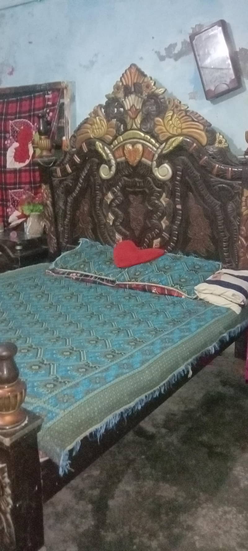 bed and dressing table 0
