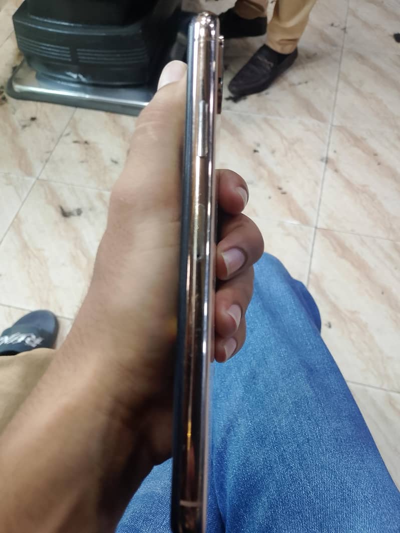 Apple iPhone XS Max 3