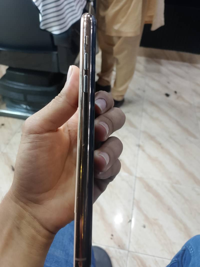 Apple iPhone XS Max 4