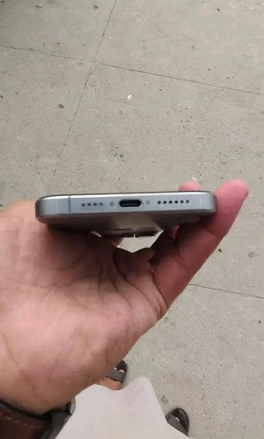 Apple iPhone 15 Pro Max 3