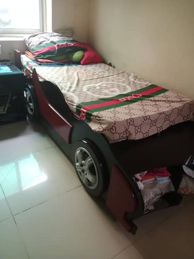 singl bed with 1 side table
