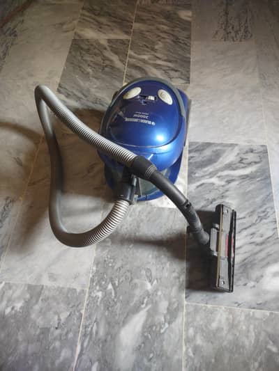 Black & Decker 2000W Vacuum Cleaner - HEPA Filter