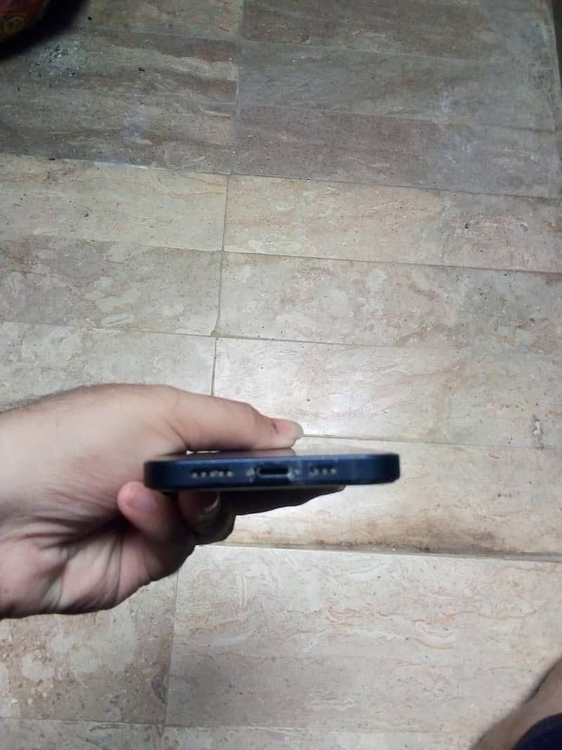 Apple iPhone 12 4