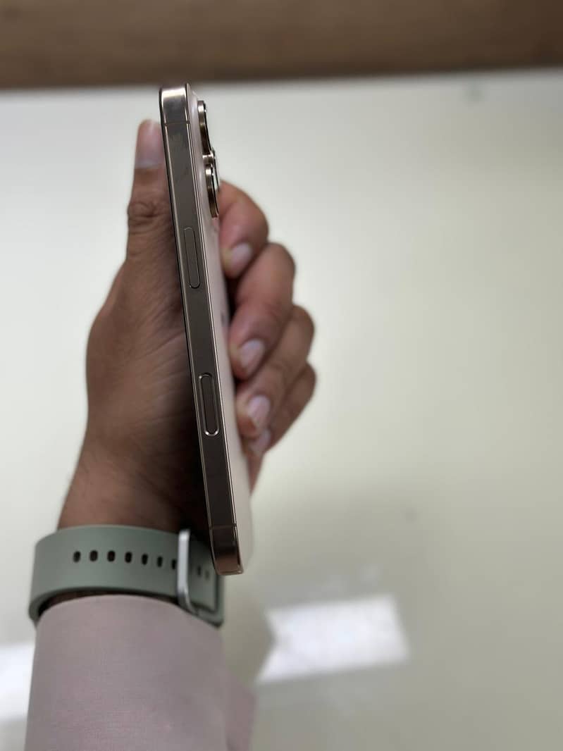 Apple iPhone 16 Pro 2